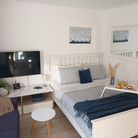 App Hedonist Apartment Новиград Екстериор снимка