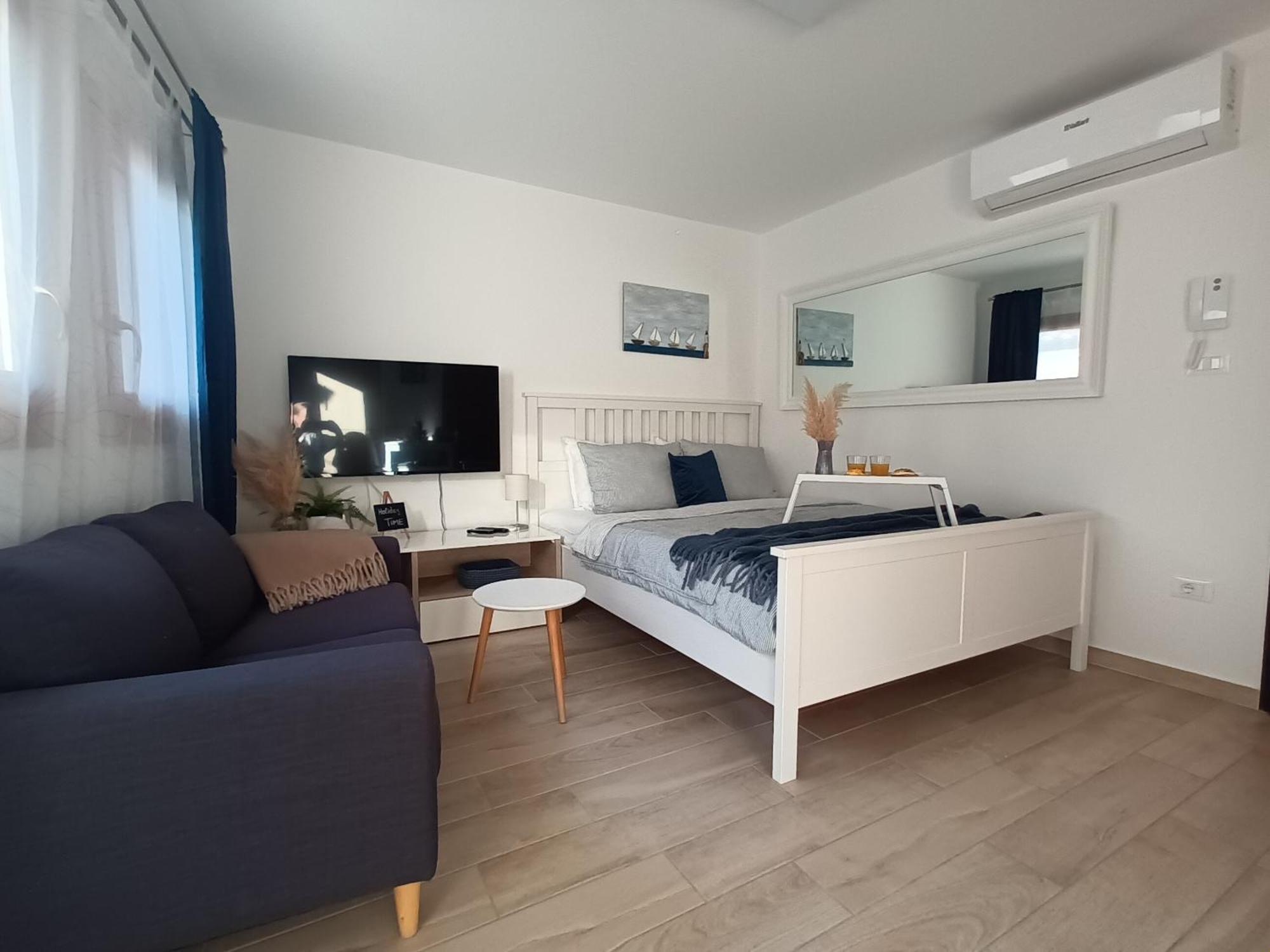 App Hedonist Apartment Новиград Екстериор снимка
