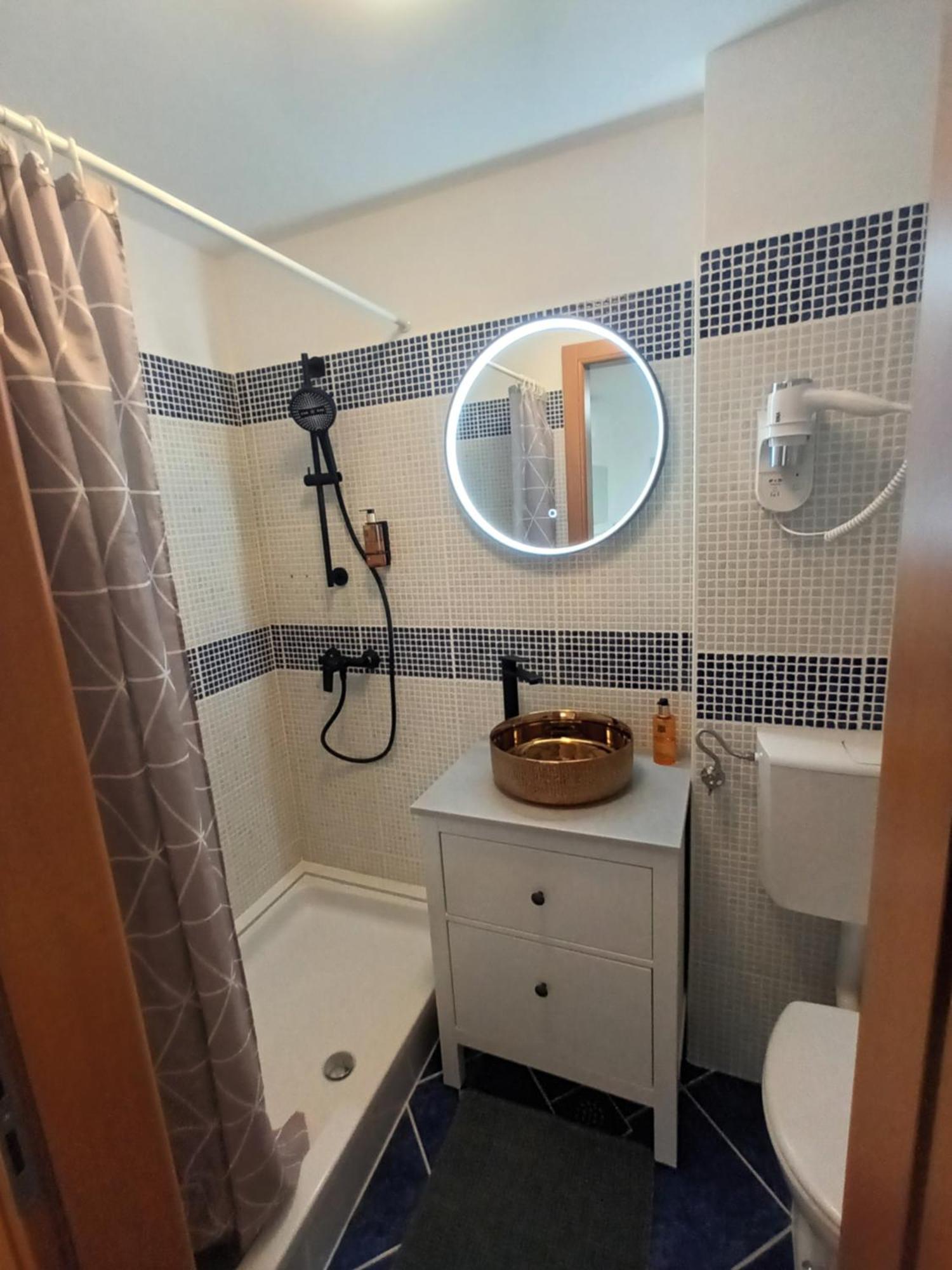 App Hedonist Apartment Новиград Екстериор снимка