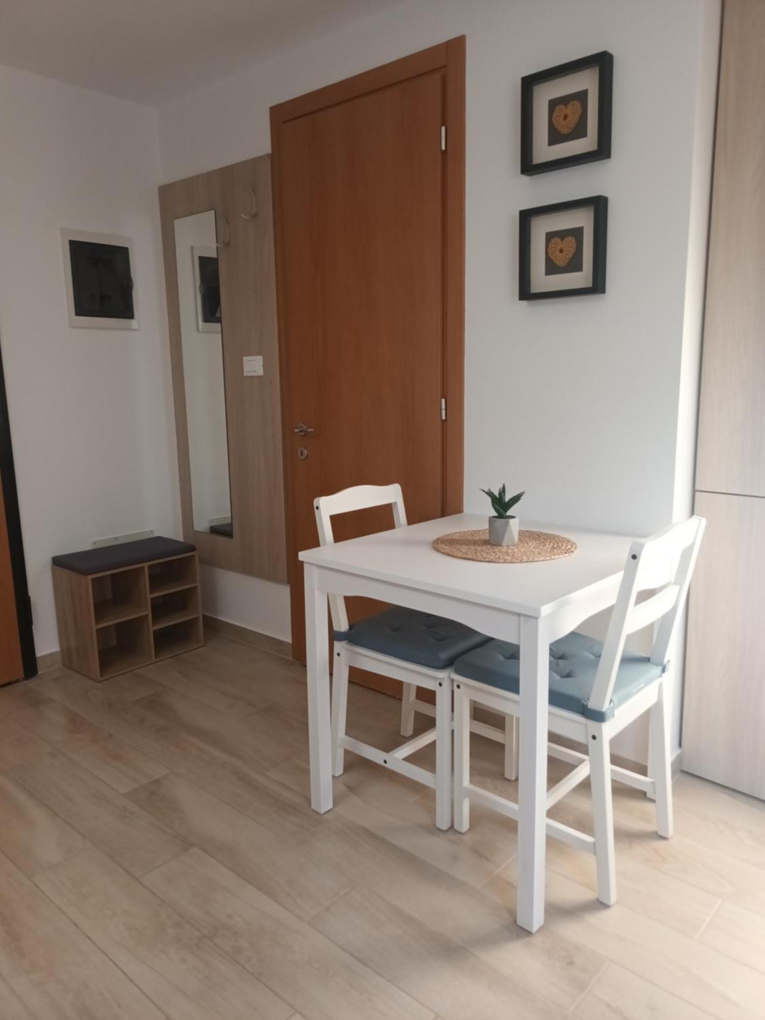 App Hedonist Apartment Новиград Екстериор снимка